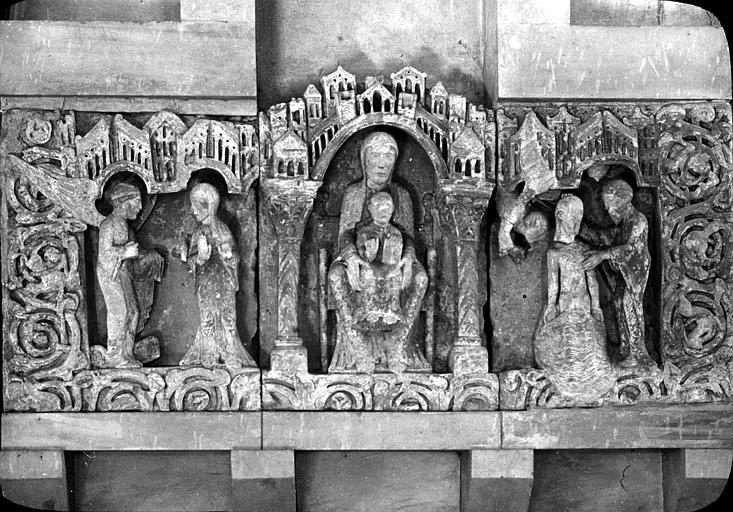 Trois panneaux sculptés du retable