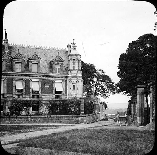 Façade avec tourelle d'angle