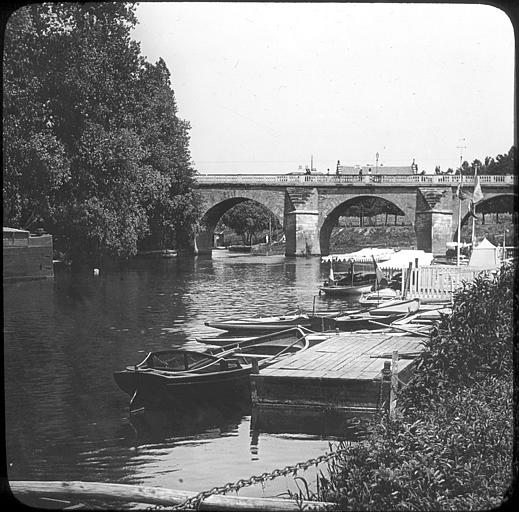 Pont et embarcadères sur la Seine