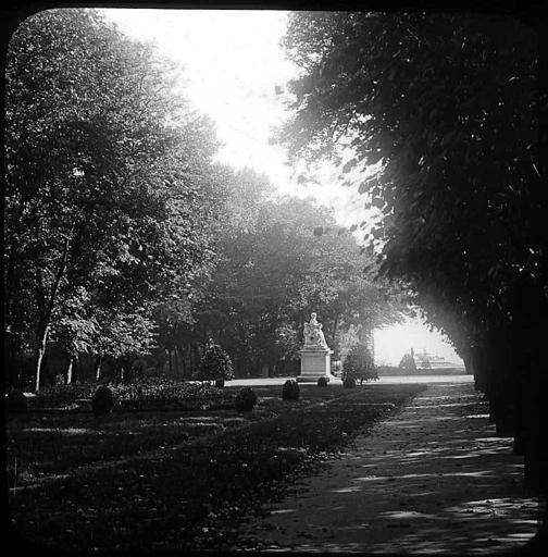 Statue dans une allée du parterre