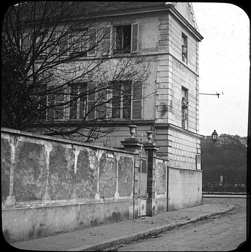 Vue partielle de la façade donnant sur le jardin