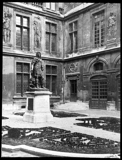 Cour intérieure et statue de Louis XIV