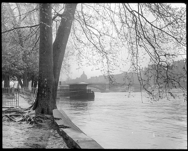 Barraques en bois sur la Seine