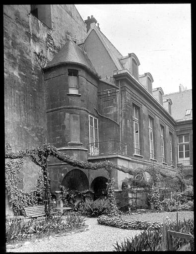 Vue partielle de la façade donnant sur le jardin