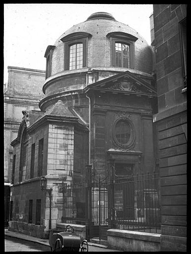 Vue d'ensemble de la façade sur rue et de la porte d'entrée latérale sur la cour