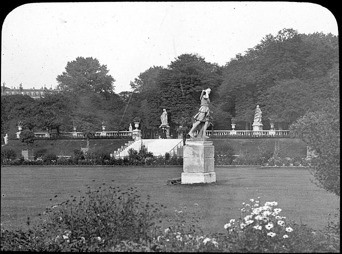 Statues dans le jardin