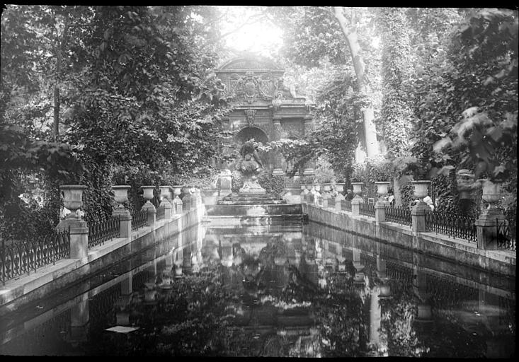 Dans le jardin, la fontaine Médicis