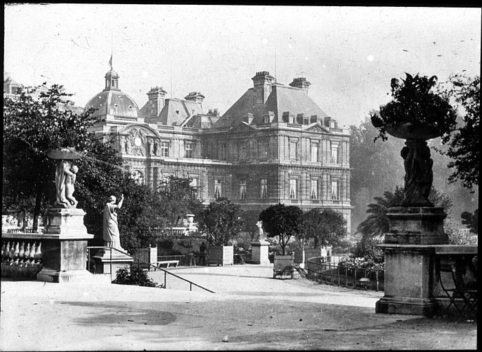 Vue partielle de la façade sur le jardin