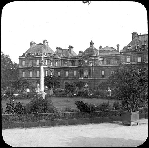 Vue d'ensemble de la façade sur le jardin