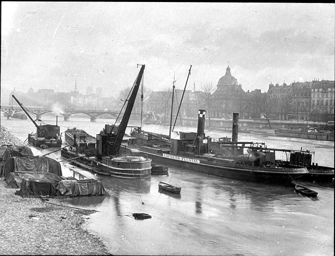 'L'express fluvial' en cours de chargement à la hauteur de l'Institut