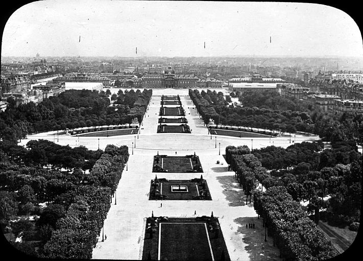 Vue plongeante sur le Champ-de-Mars et l'Ecole militaire prise de la tour Eiffel