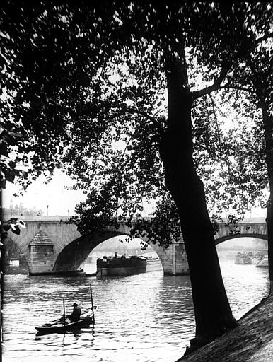 Barque sur la Seine au quai d'Orsay