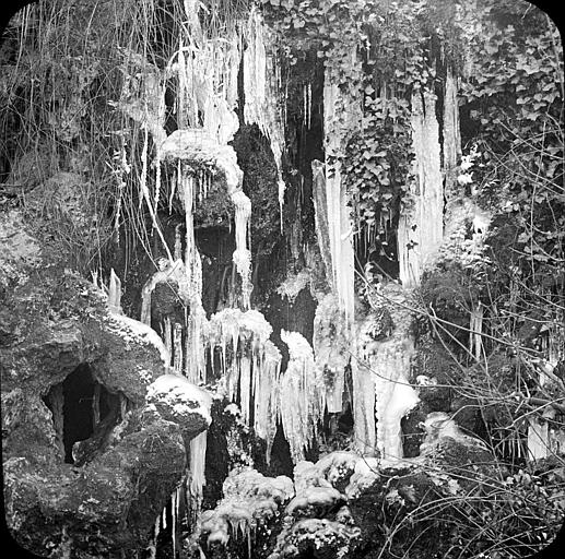 Stalactites dans les rochers du square du Grand Palais
