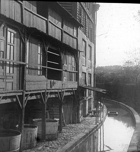 Façade donnant sur un bras canalisé de la Bièvre ; trois grands baquets sous la galerie ménagée par le surplomb de l'étage