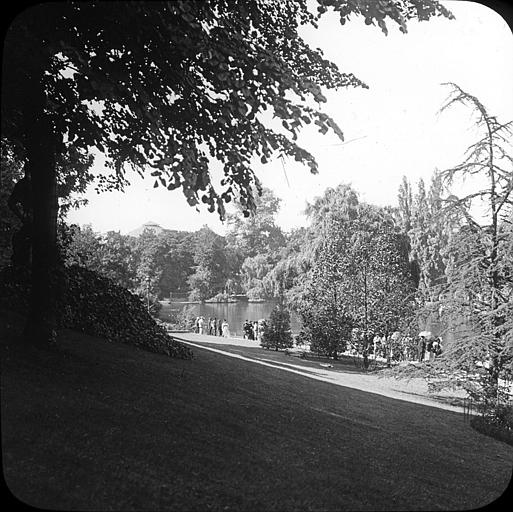 Longue file de promeneurs au bord du lac