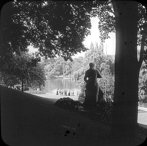 Promeneurs au bord du lac