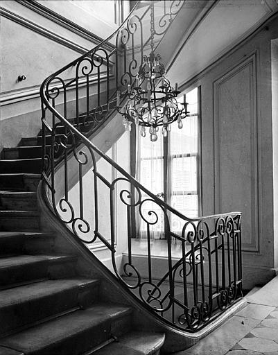 Intérieur, un escalier