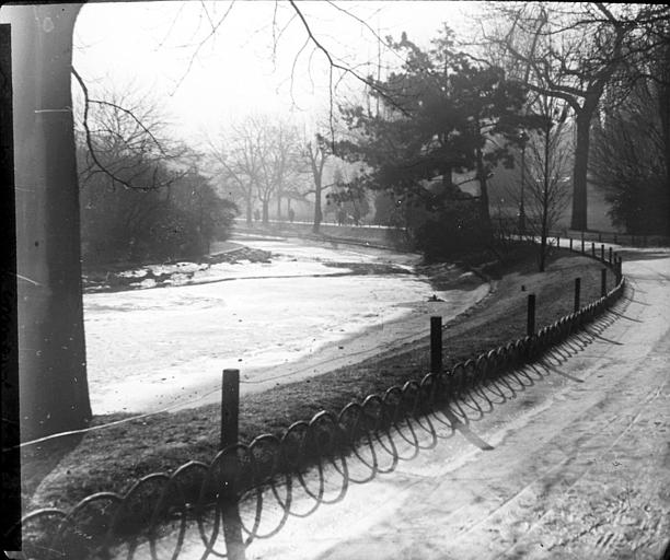 Le lac du parc des Buttes-Chaumont sous la neige