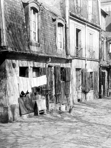 Façades donnant sur une rue pavée
