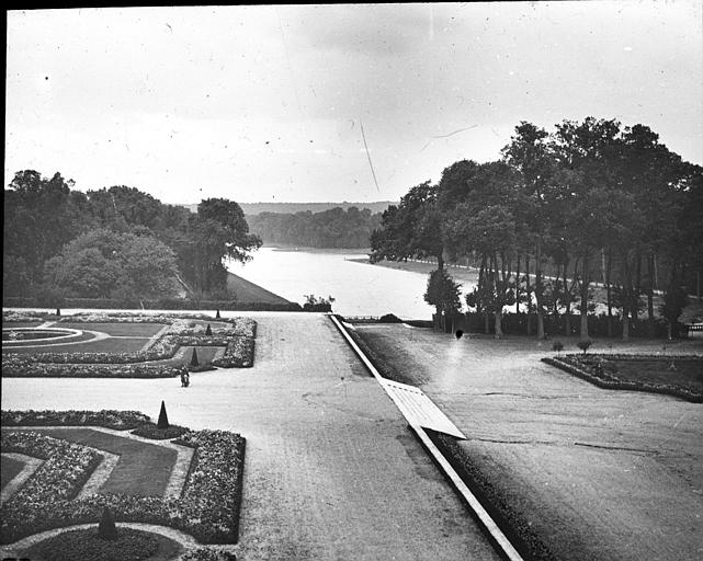 Vue d'ensemble des parterres et du grand canal