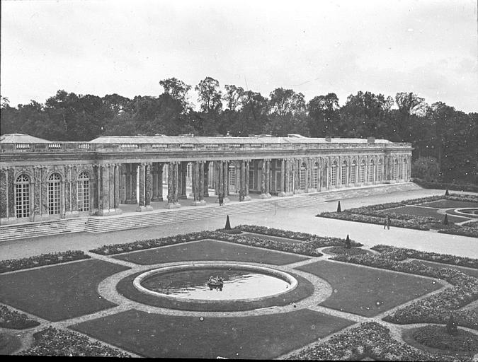 Vue d'ensemble de la façade sur le parc