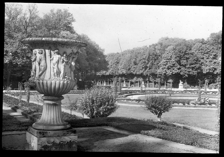 Vase de marbre au parterre de Latone