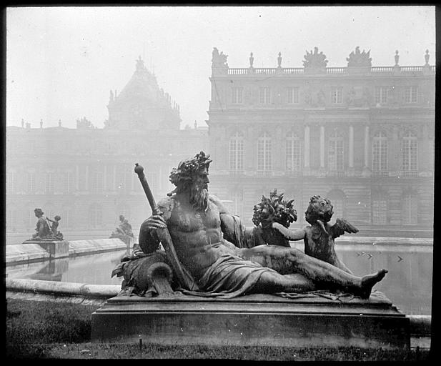 Statue de la Seine au parterre d'eau