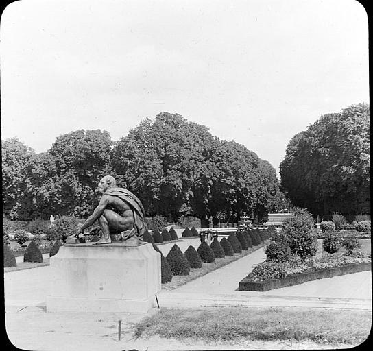 En haut de l'escalier de la terrasse, statue de bronze de l'Eguiseur