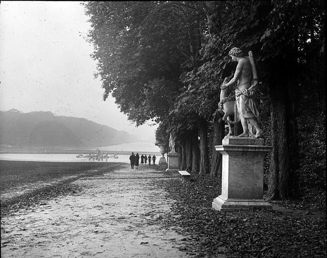 Statue au bord du Tapis-Vert