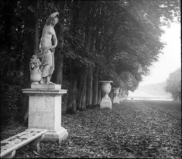 Statue au bord du Tapis-Vert