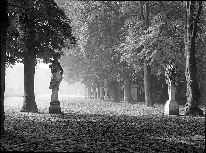 Statues le long du Tapis-Vert