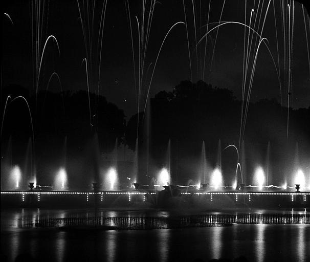 Fête de nuit, illumination du bassin de Neptune