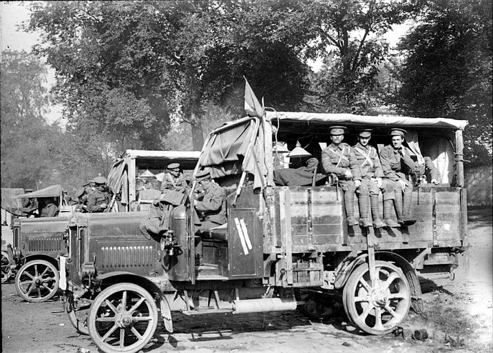 Soldats de l'armée anglaise dans leur camion