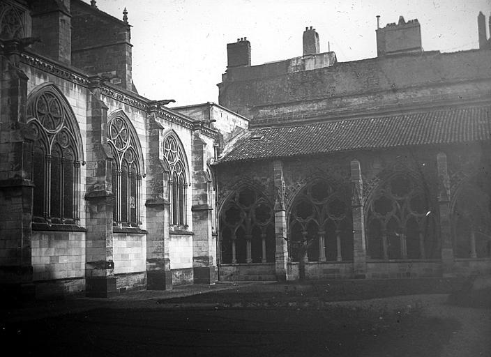 Vue partielle d'une galerie du cloître, à l'angle de la façade sud