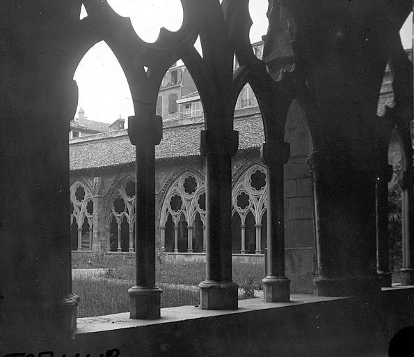 Vue partielle d'une galerie du cloître