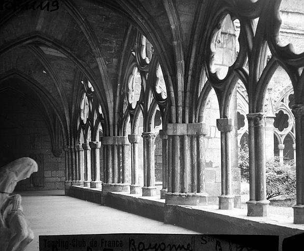 Vue partielle d'une galerie du cloître