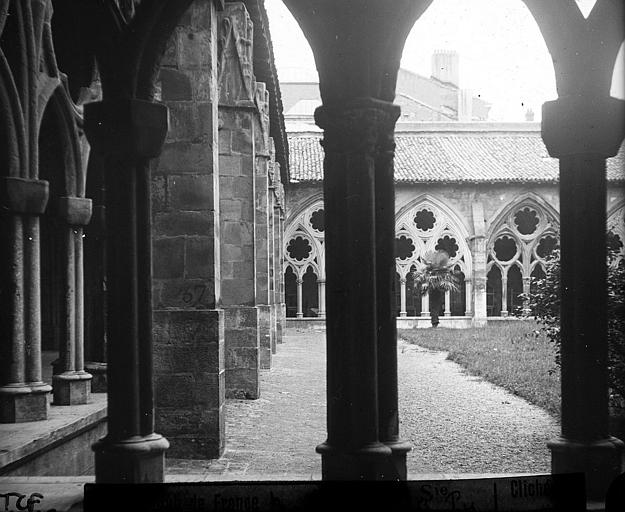 Vue partielle d'une galerie du cloître