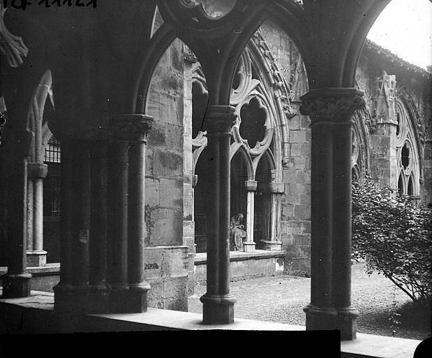 Vue partielle d'une galerie du cloître