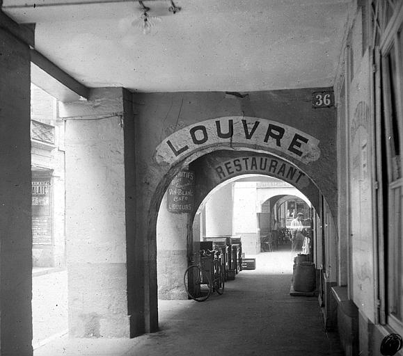 Sous les arcades, enseigne du restaurant du Louvre