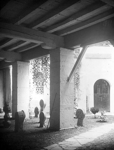 A l'extérieur, le cimetière basque