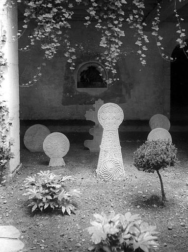 A l'extérieur, le cimetière basque