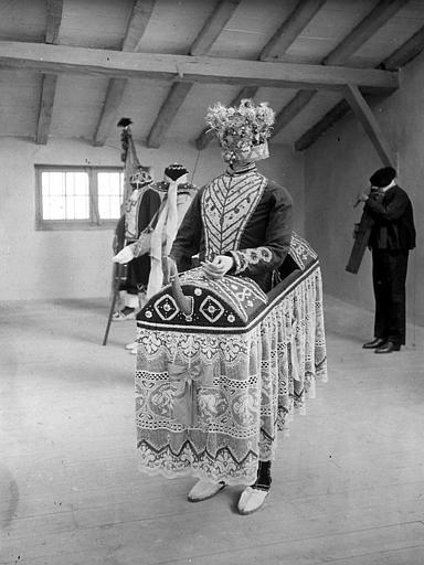 Salle de la danse, costume de zamalzain (homme-cheval)