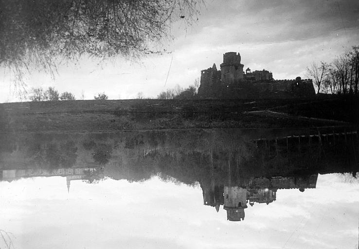 Vue générale prise des bords de la Bidouze, contre-jour