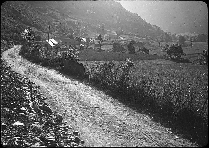 Premières maisons sur la route menant au village (parfois dénommé Castets) ; vallée d'Aure