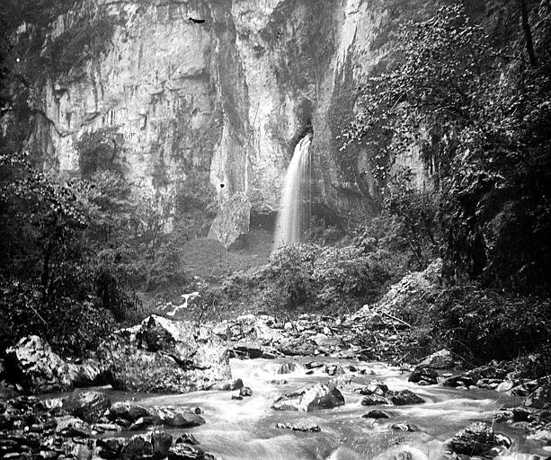 Gorges ed Kakouetta : résurgence en cascade en pleine falaise