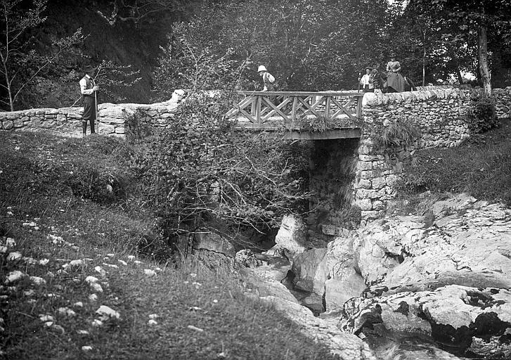 Marcheurs et amazone passant le Valentin près de la cascade du Gros Chêne