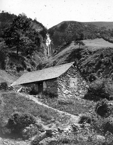Cabane de pierres en contrebas de la cascade du Serpent