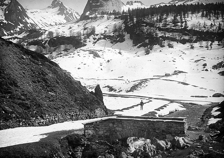 Marcheur sur un chemin enneigé