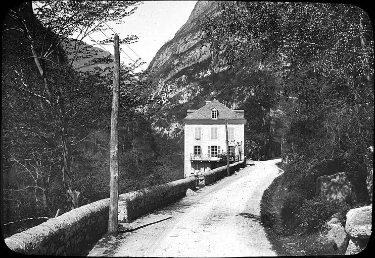 Façade sur la route, à l'écart de  la ville