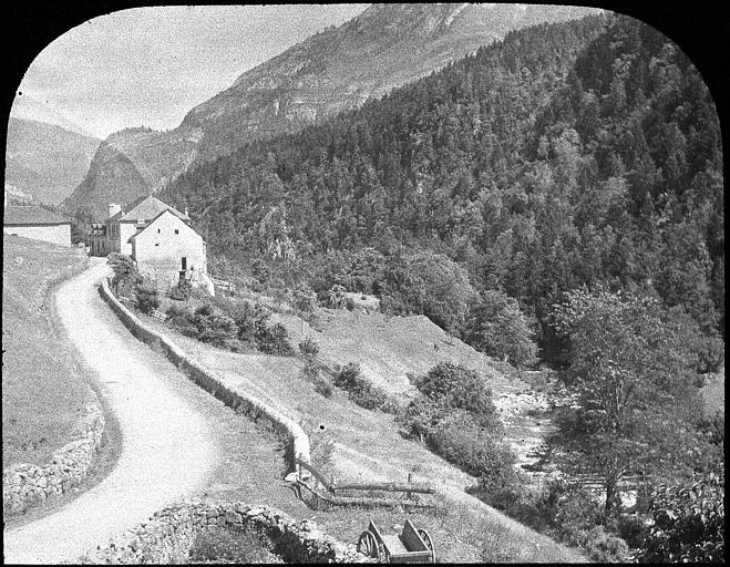 Route menant au village